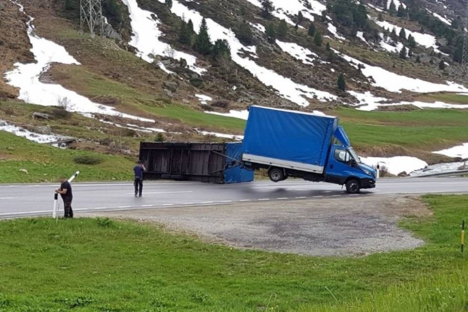 Bivio: rimorchio si ribalta, illeso il conducente