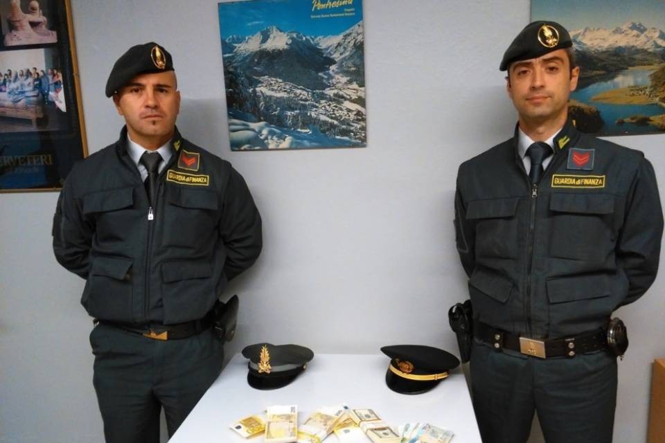 Nasconde 81mila euro nel giubbotto, fermato