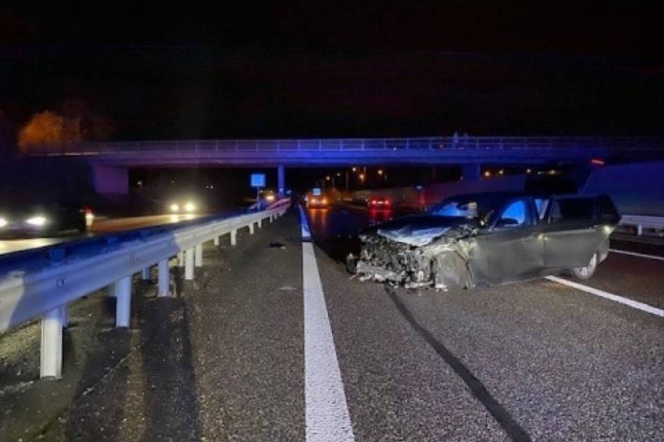Armeggia con la radio, gli salta la patente