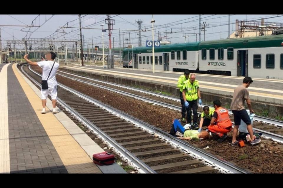 Assurdo: si fa un selfie con donna investita da un treno