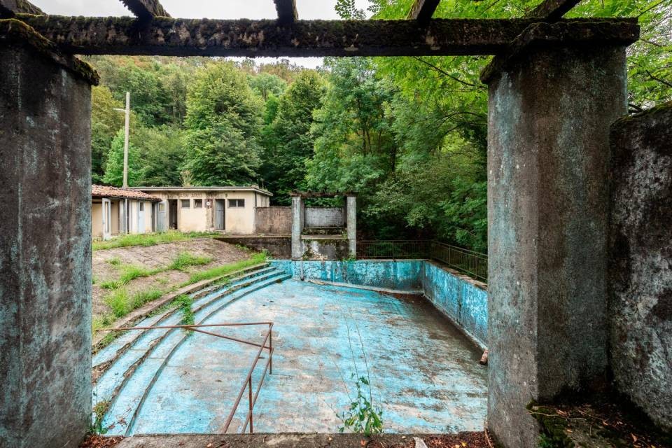 Arzo, 20 agosto 2019 - piscina abbandonata (FOTO CHIARA ZOCCHETTI)