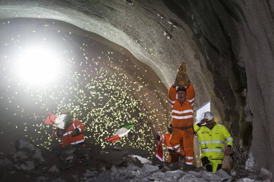 Segnalati oltre 100 danni sopra la galleria AlpTransit
