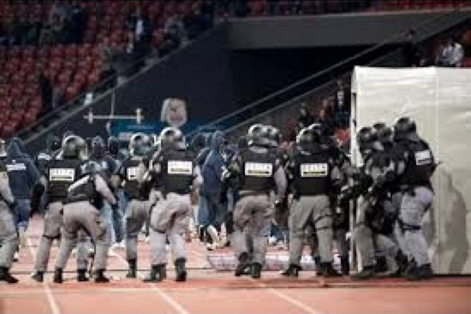 Scontri tra tifosi di Thun e Grasshoppers: feriti 5 poliziotti