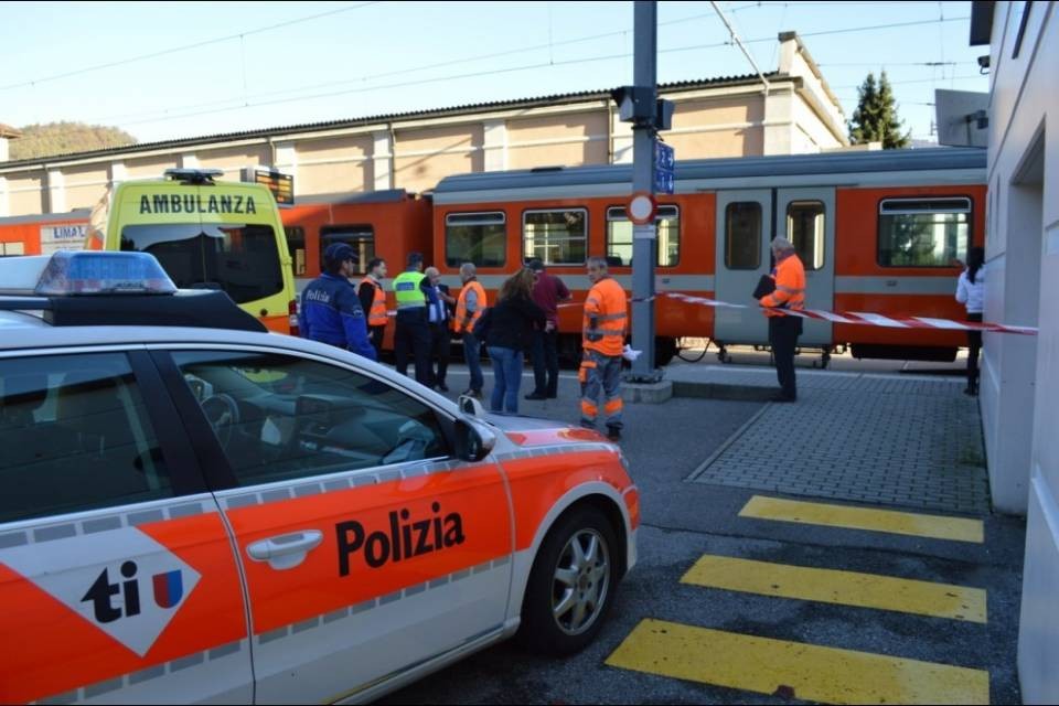 Donna afgana urtata dal trenino