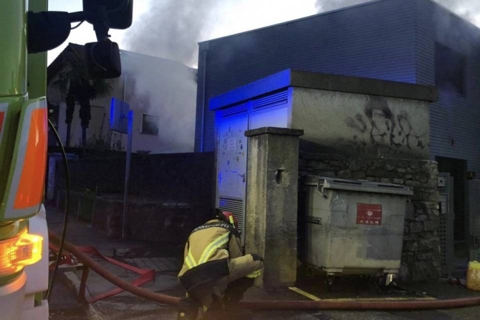 Incendio in una casa a Tenero: pompieri in azione