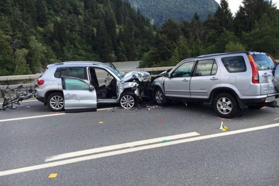 Scontro frontale, 6 feriti sulla A13