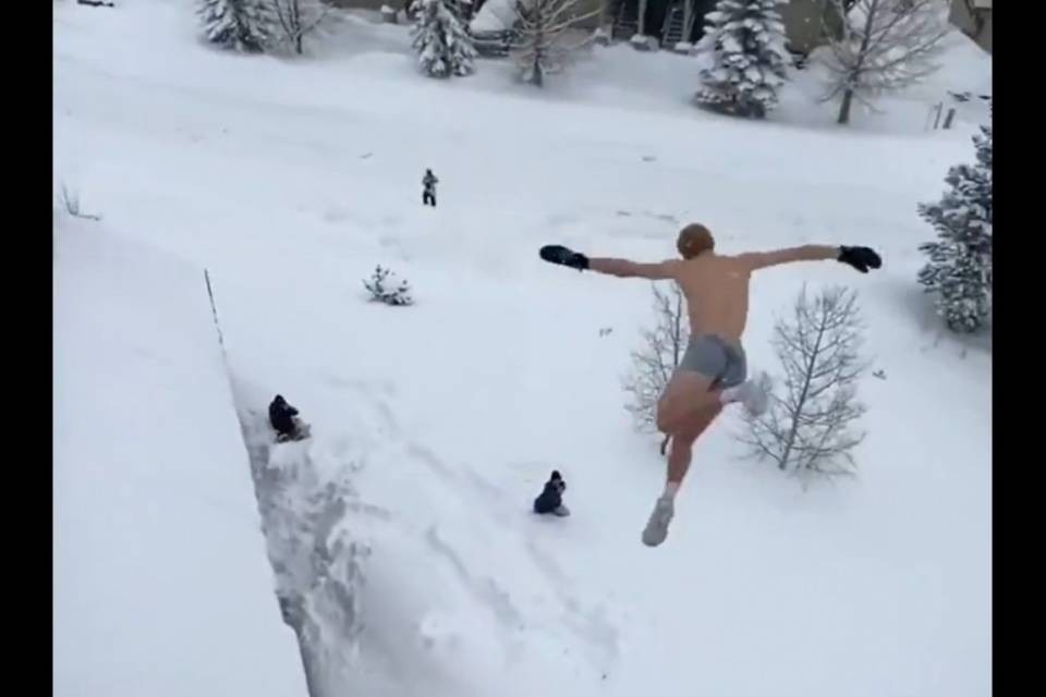 Si butta dal tetto di una casa nella neve...mezzo nudo