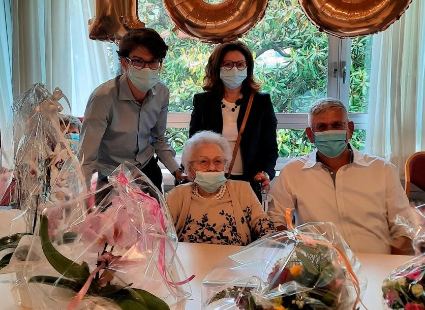 Nella fotografia da sinistra il signor Giacomo Caratti (Sindaco), la festeggiata signora Maria Bernaschina, la signora Elena Schwerzmann (Consigliera comunale) e il signor Floriano Beretta (nipote).