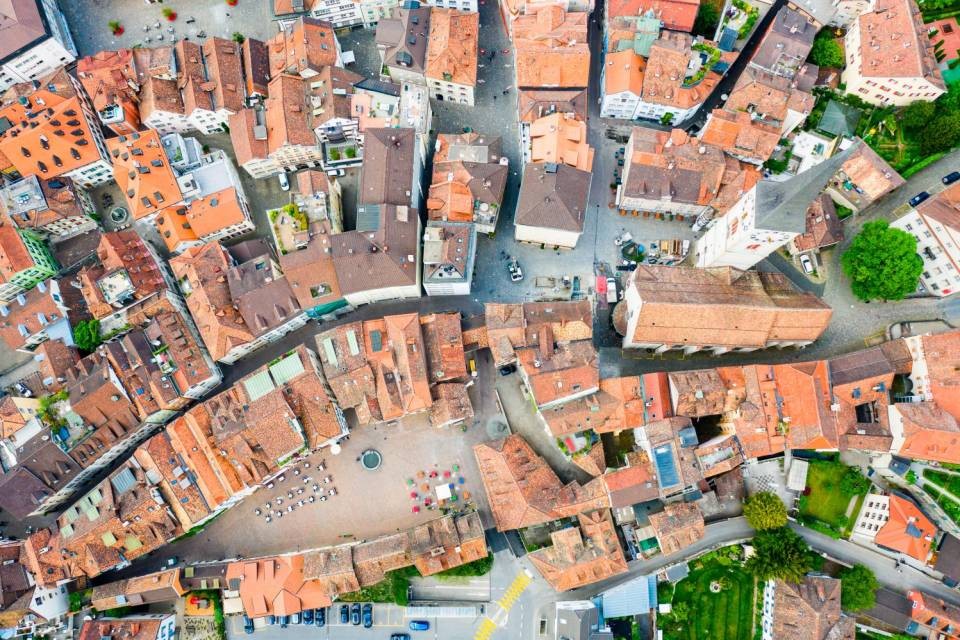 Un’immagine aerea del centro storico di Coira. Foto Shutterstock