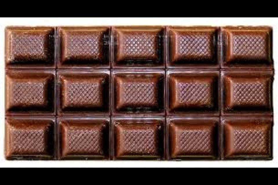 Litigano e colpisce la collega con una barra di cioccolato