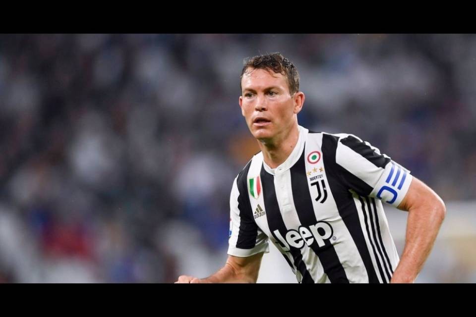 Lichtsteiner ai saluti? I tifosi: "Merita rispetto"