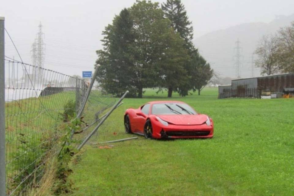 Tenta il sorpasso con la Ferrari, ma finisce fuori strada