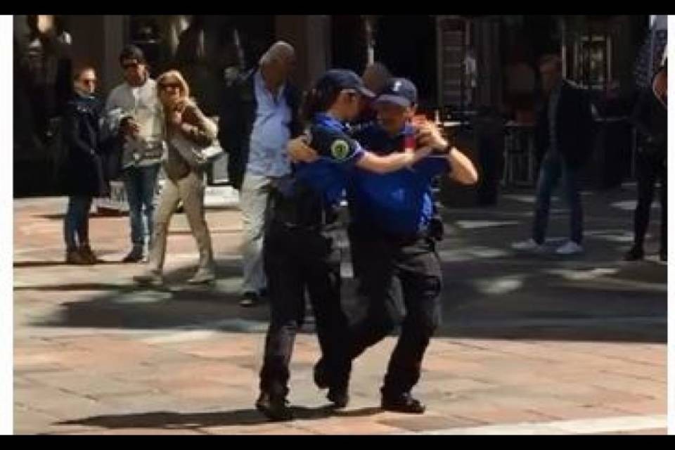 Due poliziotti ballano in centro a Lugano...