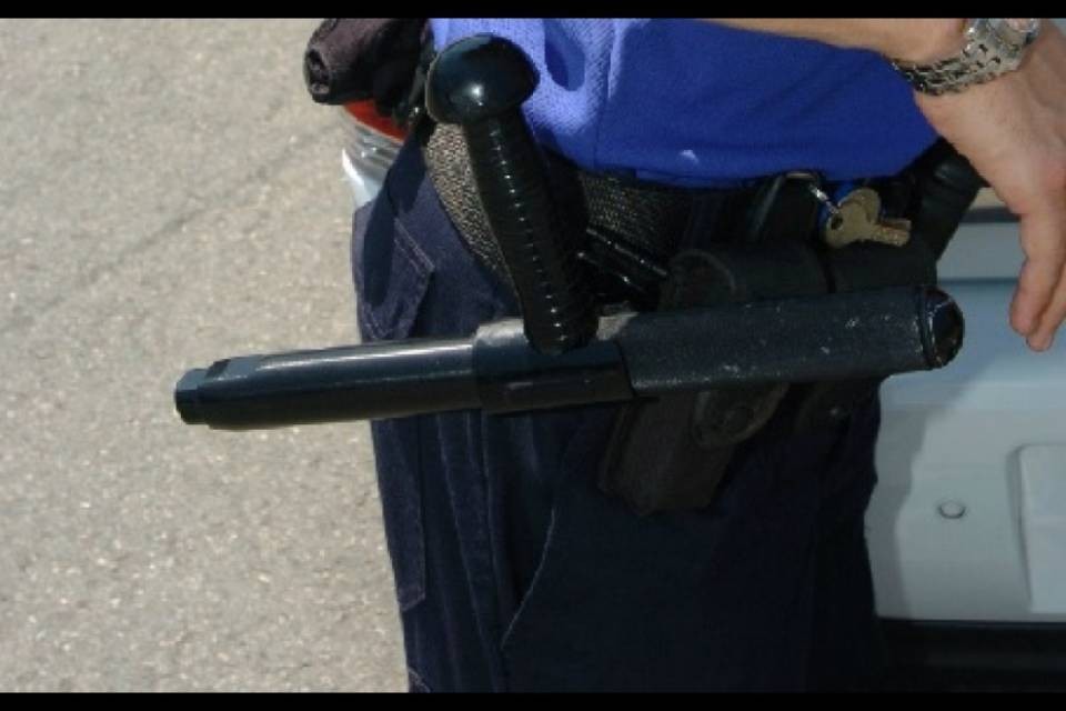 Vietato il manganello ad agente di sicurezza con precedenti