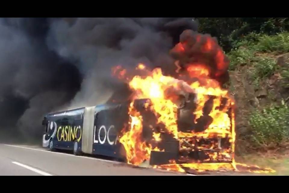 Bus in fiamme, chiusa la A2