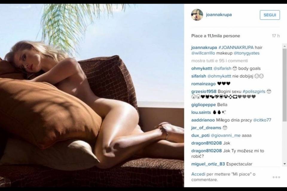 Caldo? Joanna Krupa si rilassa nuda