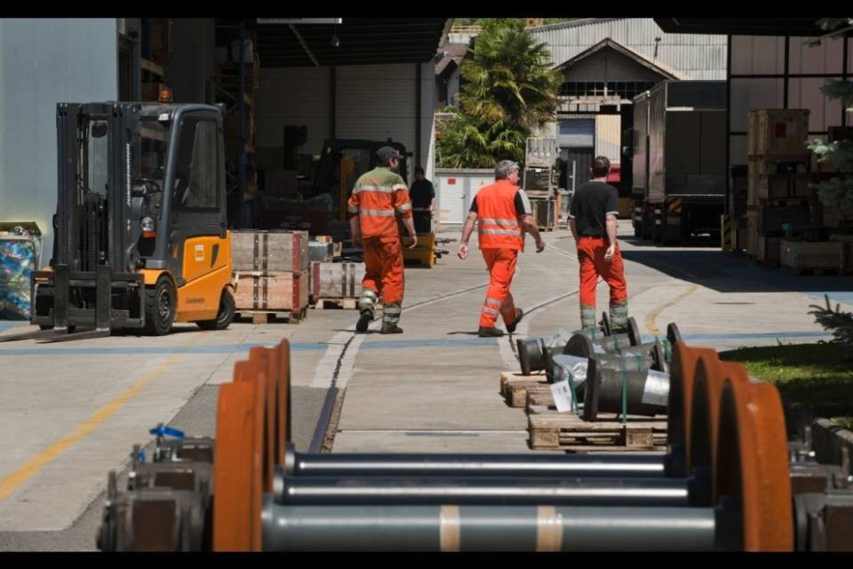 Due operai travolti da una trave