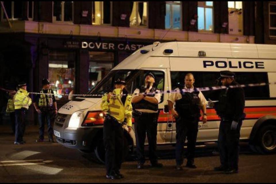 Taxi su marciapiede a Londra, 4 pedoni feriti