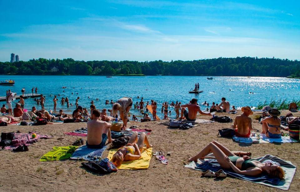Una spiaggia di Stoccolma piena (Foto Shutterstock)