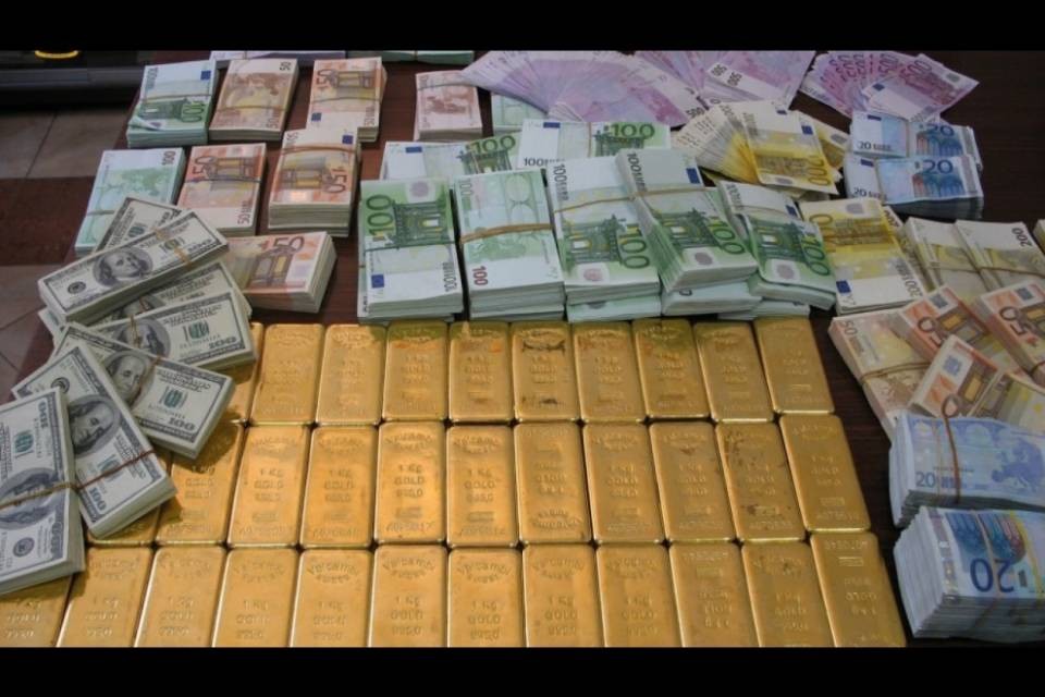 Riciclaggio di oro e contanti, coinvolti 4 svizzeri
