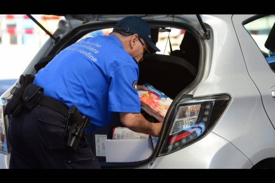 Acquisti all'estero, la franchigia rimane (per ora) a 300 franchi