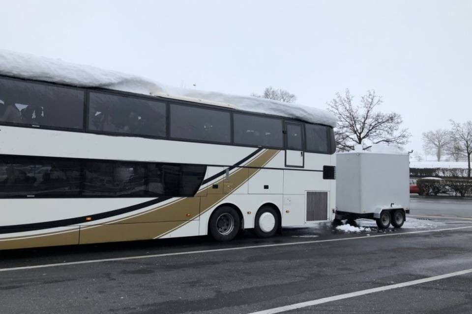 Bus con 40 cm di neve sul tetto fermato sulla A2