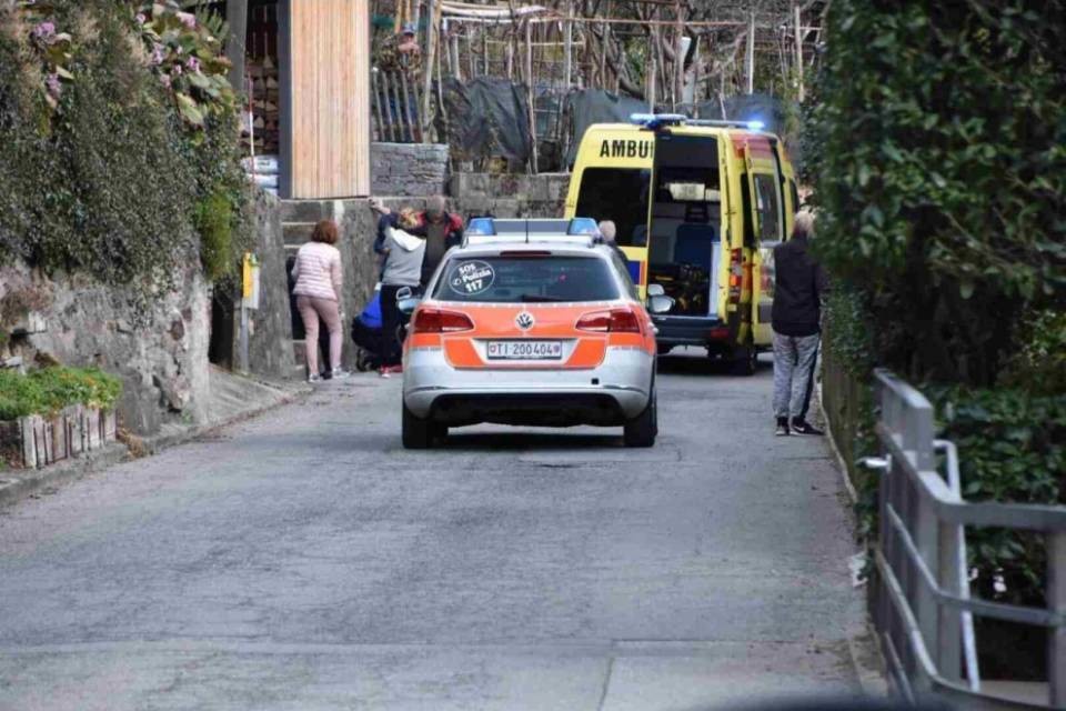 82enne cade da una scala, è in pericolo di morte