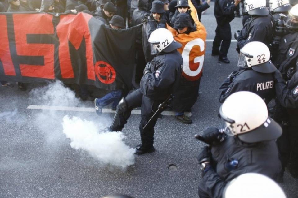 G20: scontri al corteo di protesta ad Amburgo