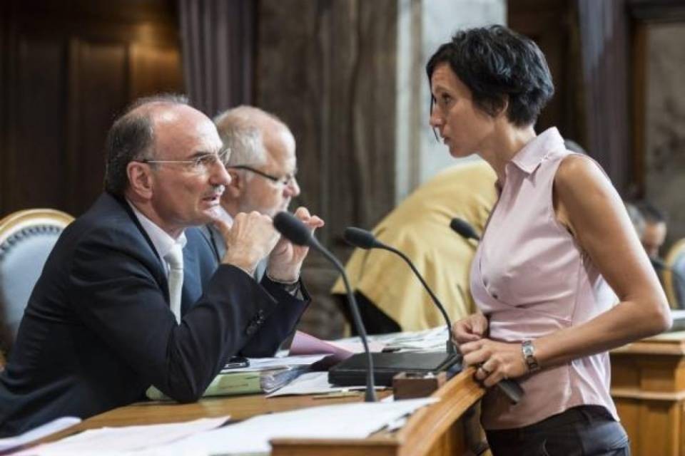 Il Consiglio degli Stati vieta... le spalle scoperte!