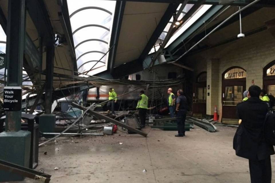 USA: treno deraglia nell'ora di punta