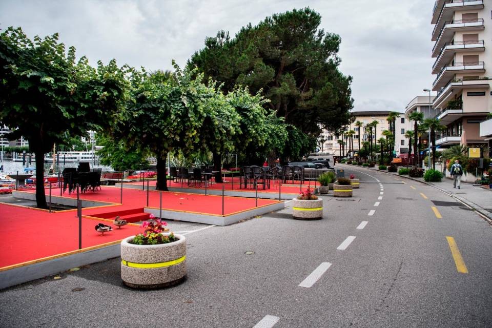 Uno scorcio su una delle terrazze poste sul lungolago a Muralto per permettere il distanziamento agli avventori dei ristoranti. Foto Gabriele Putzu