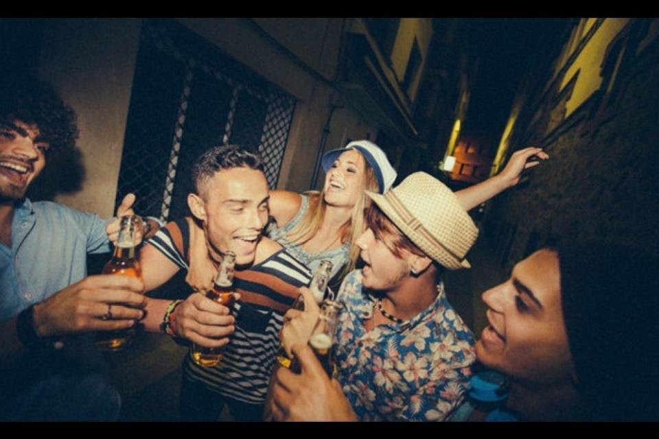 Minorenni fra alcol e spinelli: e la festa finisce in delirio...