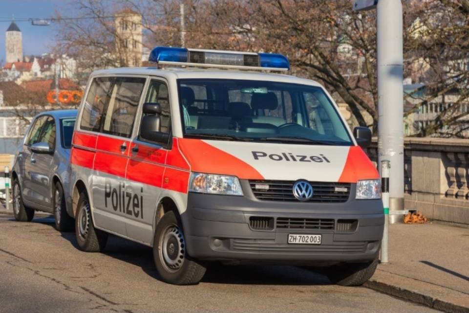 Minaccia di gettare il figlio dalla