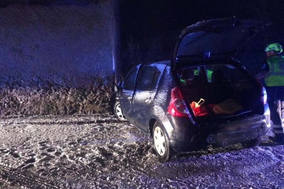 Ambrì, perde il controllo dell'auto e sbatte contro una casa