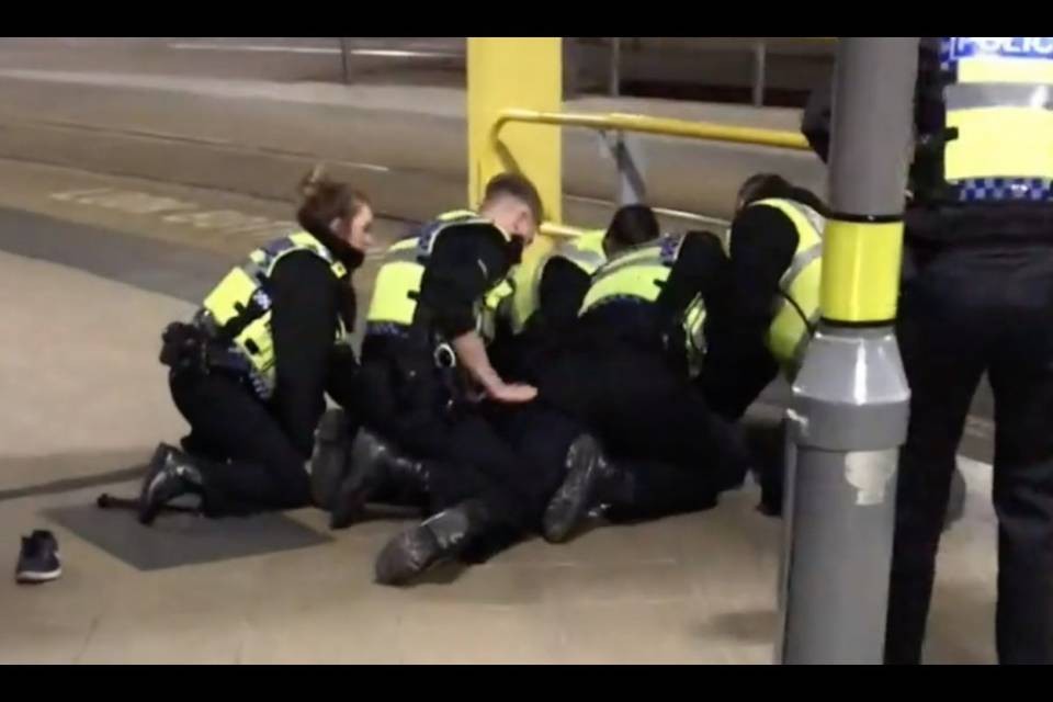 Manchester, uomo accoltella 3 passanti