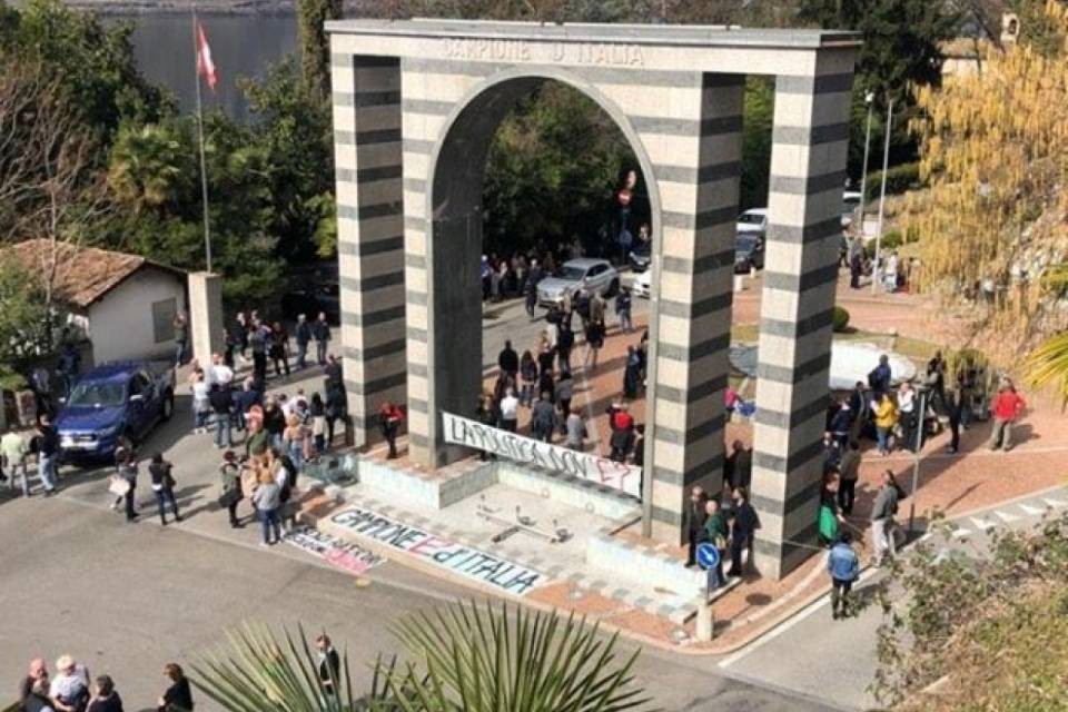 Campione, tra bandiere svizzere e striscioni