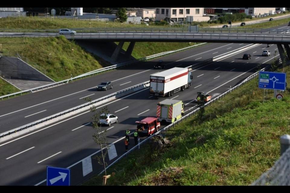 Torpedone perde gasolio sulla A2 a Mendrisio