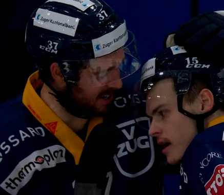 Hofmann festeggiato dopo la seconda rete/ Screenshot Rsi Sport