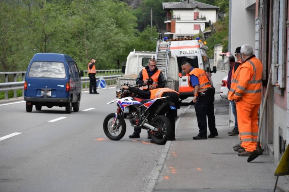 Urta il marciapiede e cade a terra: motociclista ferito