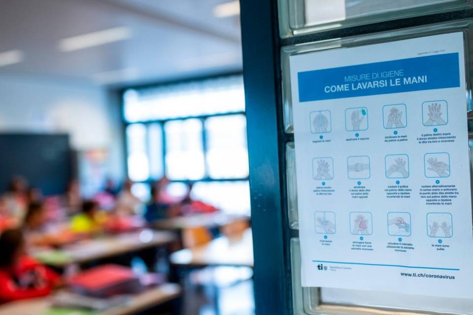 Lugano Breganzona, 31 agosto 2020 - Primo giorno di scuola, apertura scuole, Coronavirus, Covid-19, studenti, scolari, allievi, educazione, sistema scolastico. Le norme igieniche per il lavaggio delle mani all'ingresso di una classe. © CdT/Gabriele Putzu
