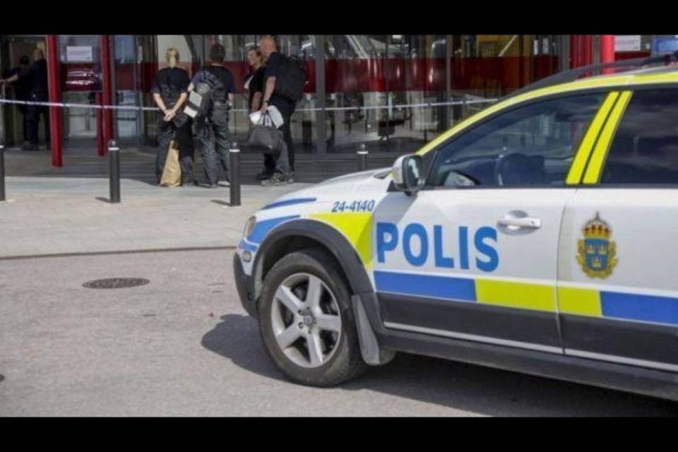 Svezia: esplosione fuori da metro Stoccolma, 2 feriti