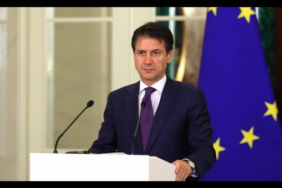 Italia, il piano per la riapertura: mascherine e distanze
