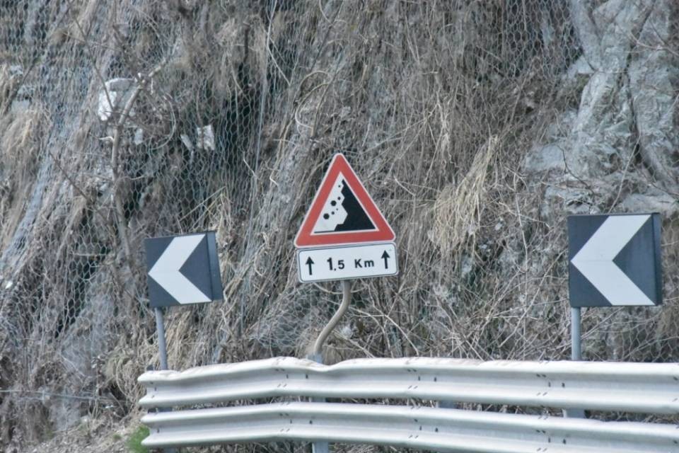 Frane e morti, la protesta dei frontalieri: "Ora basta"
