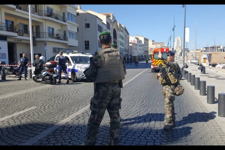 Marsiglia: auto contro fermate dell'autobus, un morto
