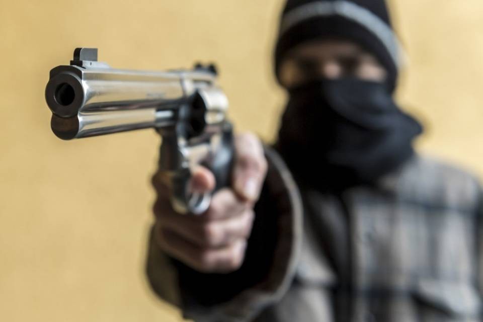 Assaltò una sala biliardo con un revolver, condanna confermata