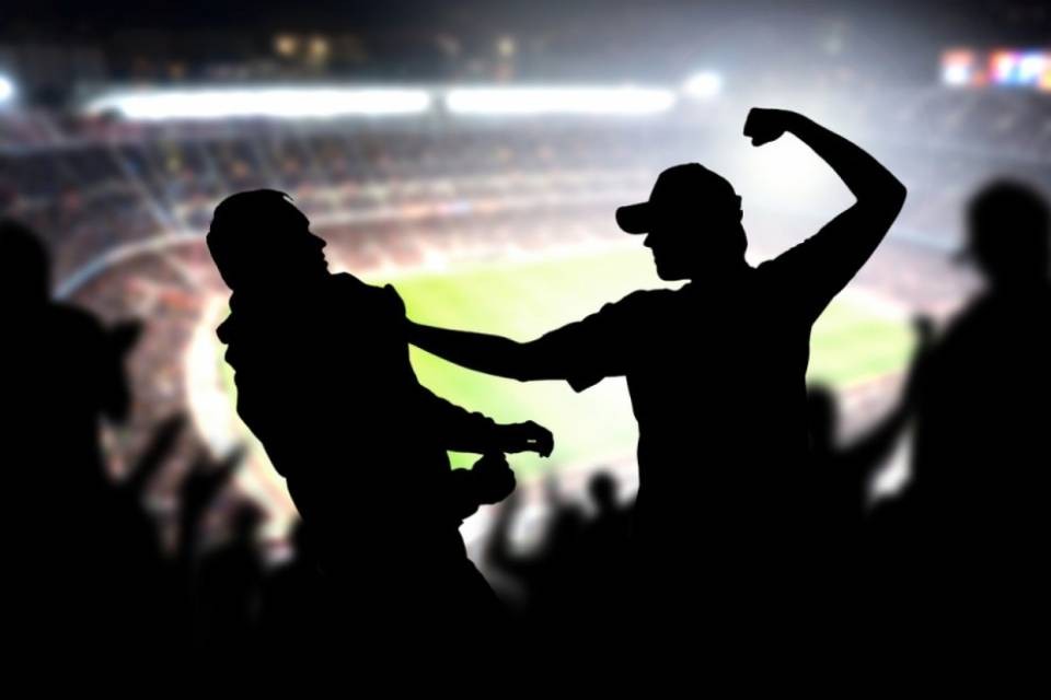 Vergogna nel calcio giovanile: adulto colpisce un ragazzo