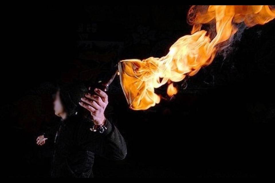 Debiti e condanne, può restare: "Non ha tirato una molotov"