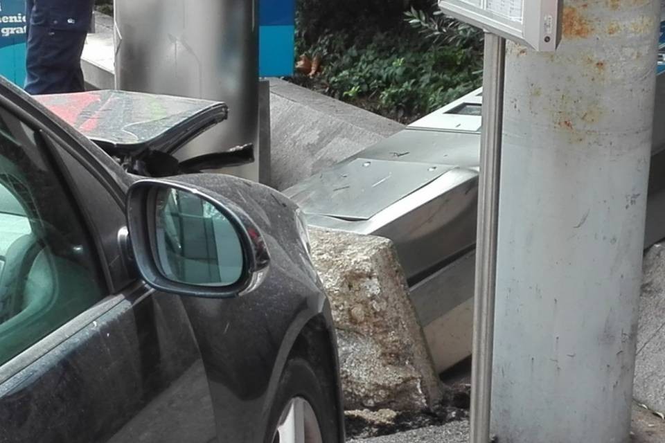 Auto senza conducente abbatte distributore di biglietti