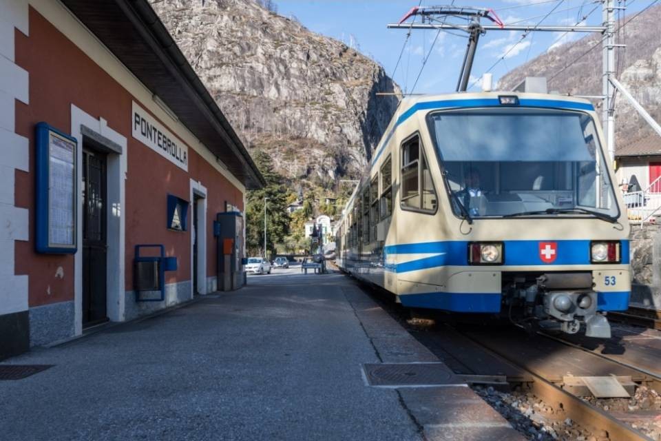 Lavori notturni lungo la tratta ferroviaria tra Ponte Brolla e Verscio