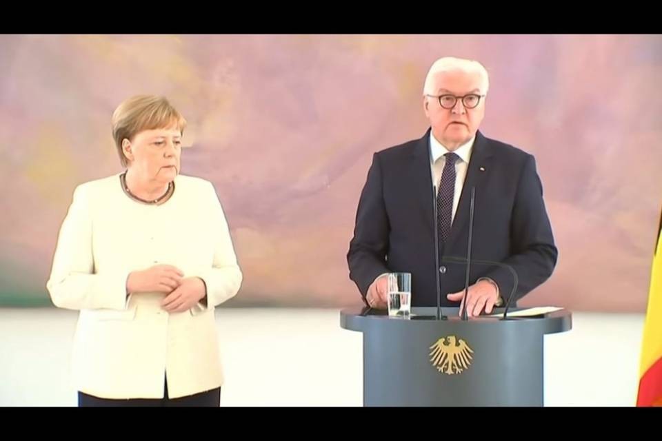 Angela Merkel di nuovo colta da forti tremori